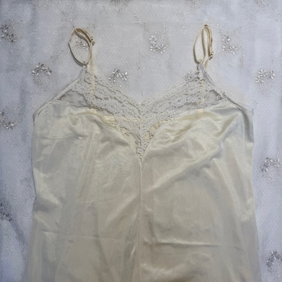 Vintage 70s Dutch Maid Cream Lace Nylon Tank Top – Size 34 (Made in USA) - Picture 2 of 4
